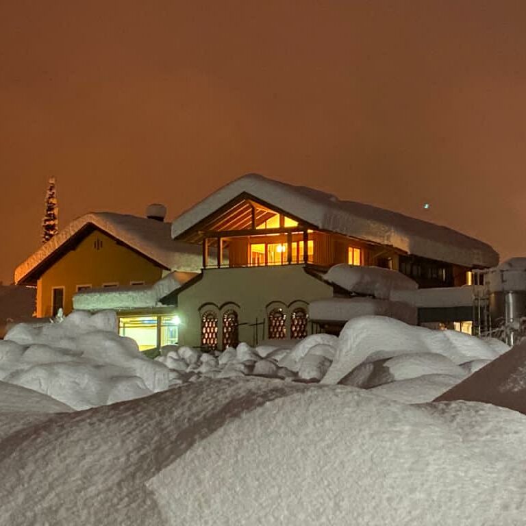 Das schneebedeckte Bierhotel Loncium © Barbara Holzapfel